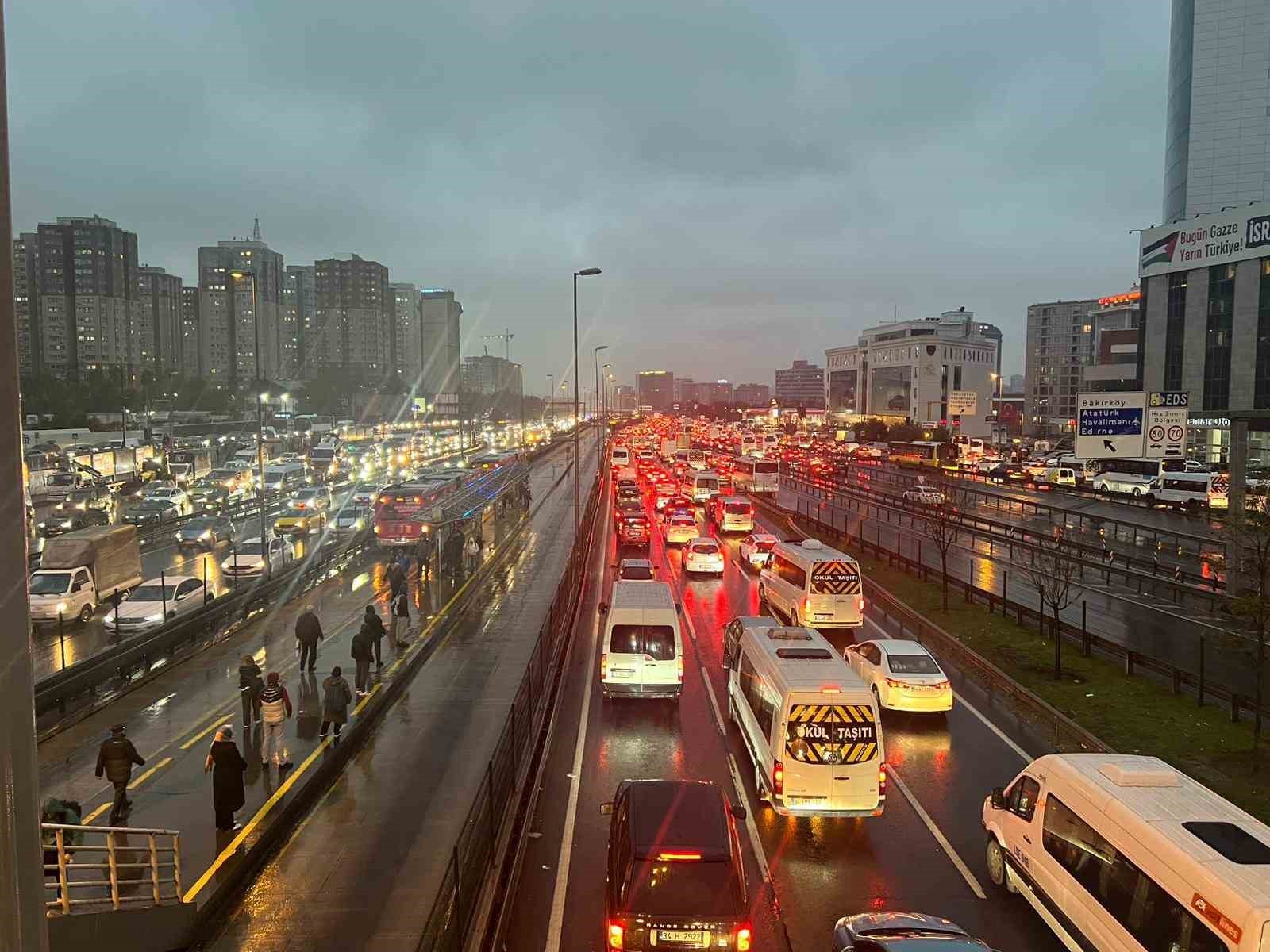 İSTANBUL’DA, ÖĞLE SAATLERİNDEN İTİBAREN ETKİLİ OLAN YAĞIŞLA BİRLİKTE AKŞAM TRAFİĞİ YÜZDE 90’A...