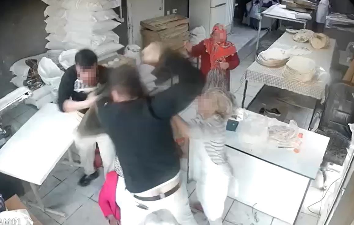 İSTANBUL ESENYURT’TA BİR FIRIN SAHİBİYLE ARALARINDA UZUN SÜREDİR BORÇ NEDENİYLE HUSUMET YAŞAYAN...