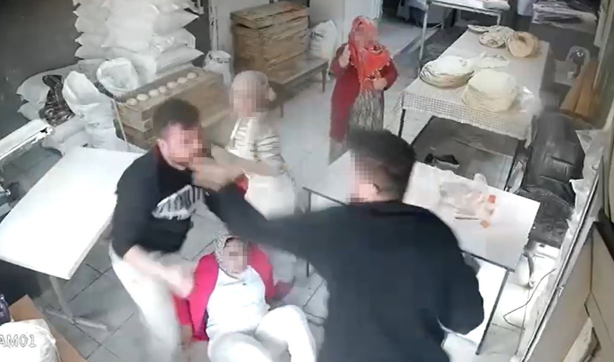 İSTANBUL ESENYURT’TA BİR FIRIN SAHİBİYLE ARALARINDA UZUN SÜREDİR BORÇ NEDENİYLE HUSUMET YAŞAYAN...