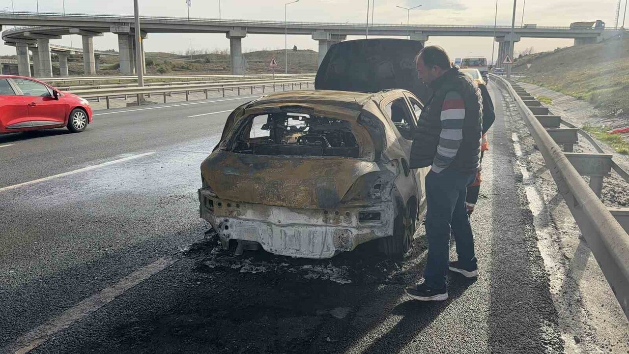 İSTANBUL HAVALİMANI İSTİKAMETİNDE SEYİR HALİNDE OLAN BİR OTOMOBİL, HENÜZ BELİRLENEMEYEN BİR...