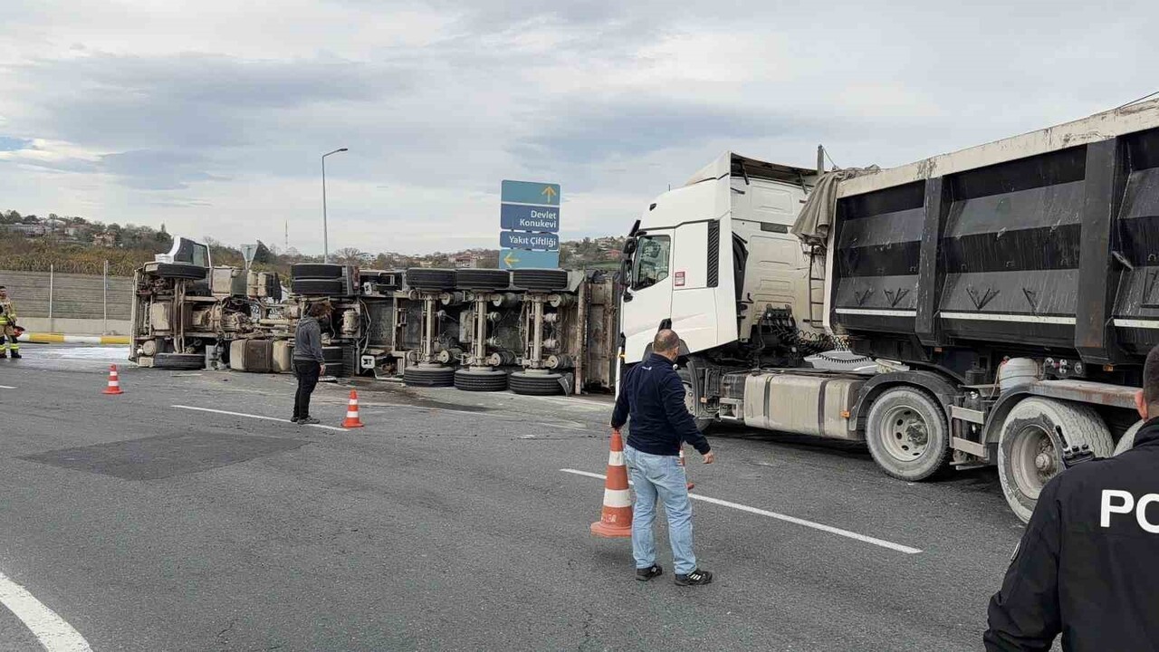 İSTANBUL HAVALİMANI YOLUNDA GÜBRE YÜKLÜ BİR HAFRİYAT KAMYONU, BAĞLANTI KAVŞAĞINA GİRDİĞİ SIRADA...