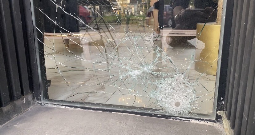 İSTANBUL (İHA) - ATAŞEHİR’DE SEVİM ALAN İSİMLİ GÜZELLİK MERKEZİNİN ÖNÜNE GELEN MOTOSİKLETLİ İKİ...