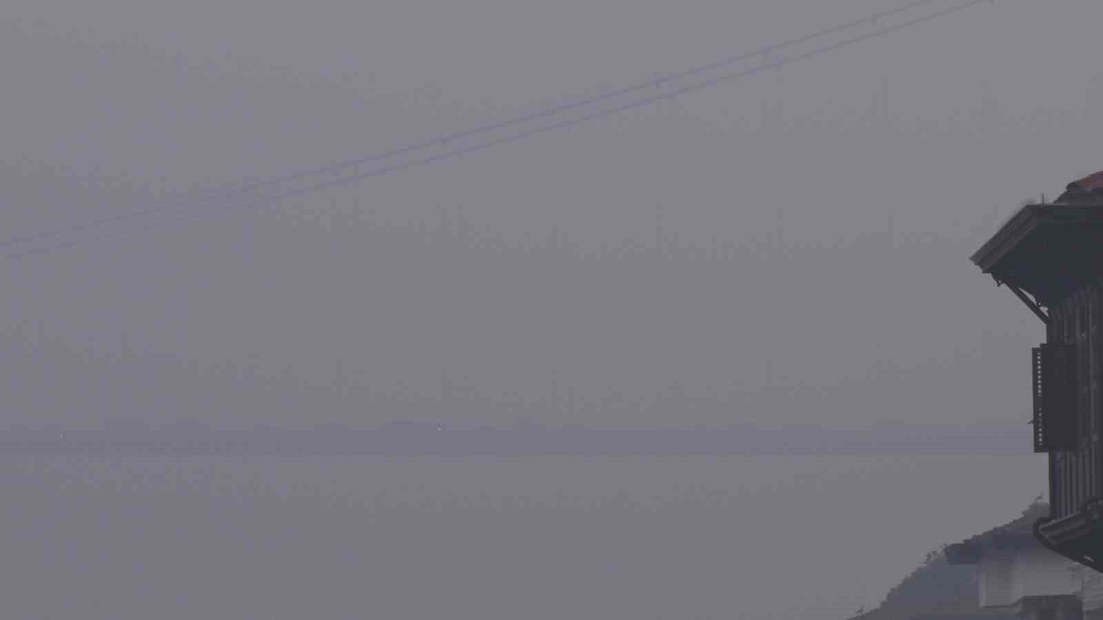 İSTANBUL (İHA) - İSTANBUL’DA DÜN AKŞAM SAATLERİNDEN İTİBAREN ETKİLİ OLMAYA BAŞLAYAN SİS, SABAHIN...