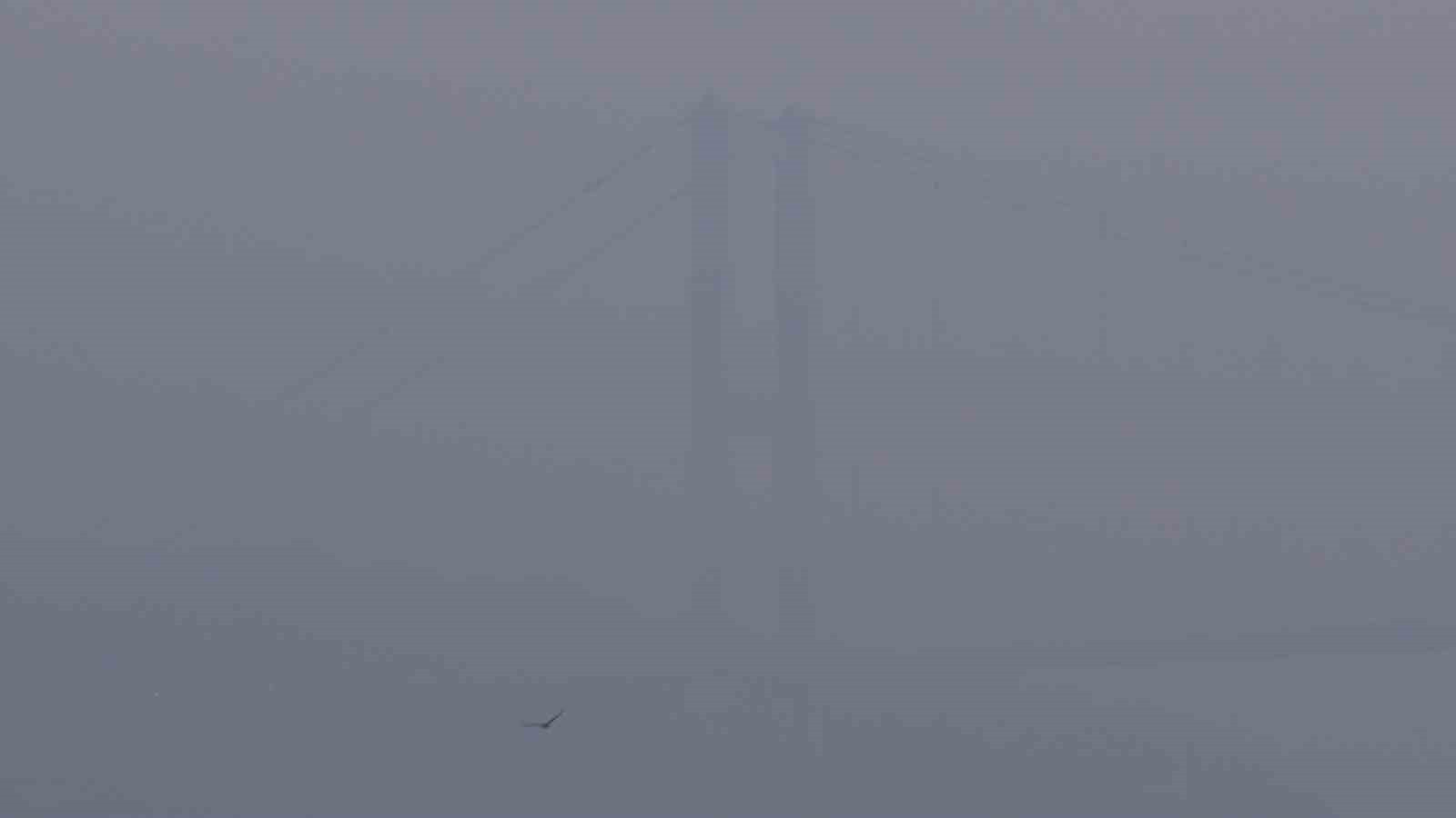 İSTANBUL (İHA) - İSTANBUL’DA DÜN AKŞAM SAATLERİNDEN İTİBAREN ETKİLİ OLMAYA BAŞLAYAN SİS, SABAHIN...