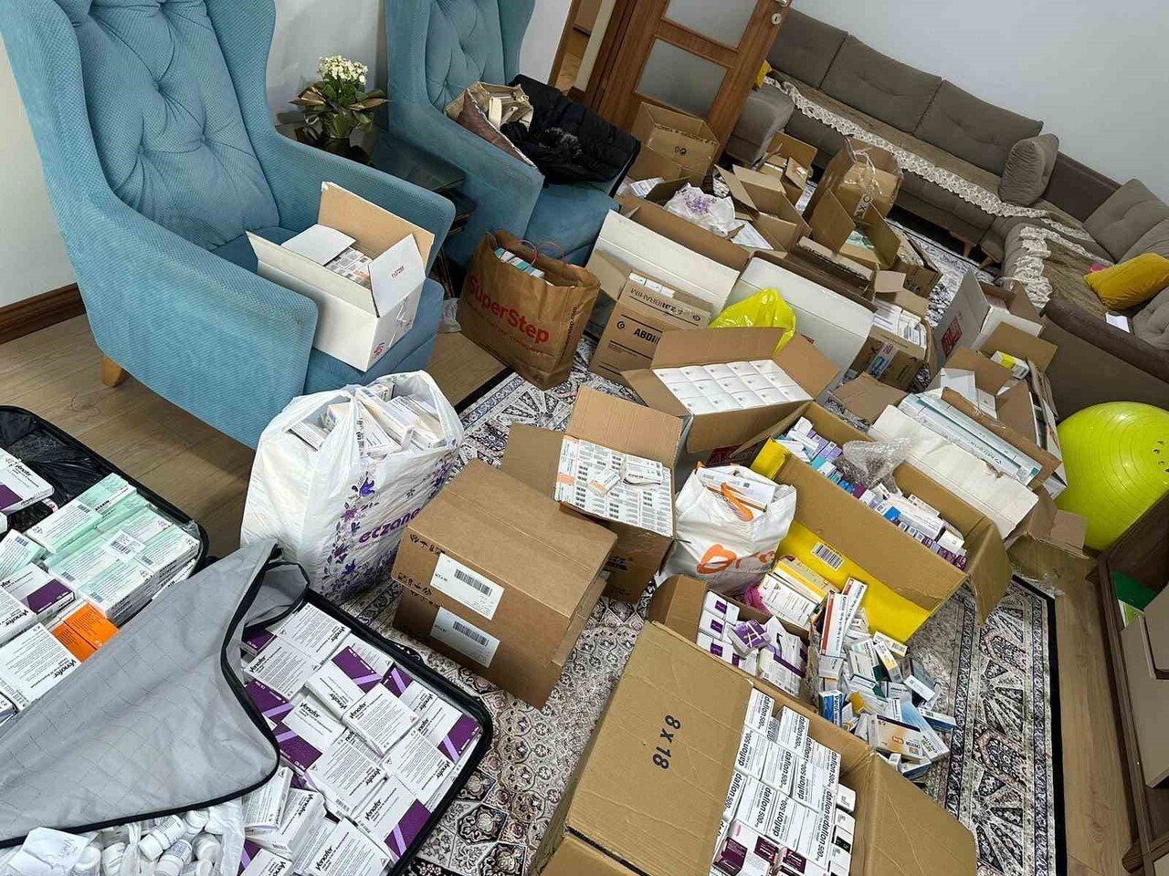 İSTANBUL İL SAĞLIK MÜDÜRLÜĞÜ EKİPLERİ, BAŞAKŞEHİR’DE FAALİYET GÖSTEREN BİR ECZANENİN USULSÜZ SATIŞ...