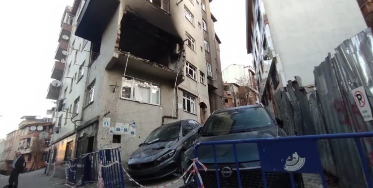 İSTANBUL KAĞITHANE'DE 6 KATLI BİNANIN İKİNCİ KATINDA MEYDANA GELEN VE 1 KİŞİNİN YARALANDIĞI...