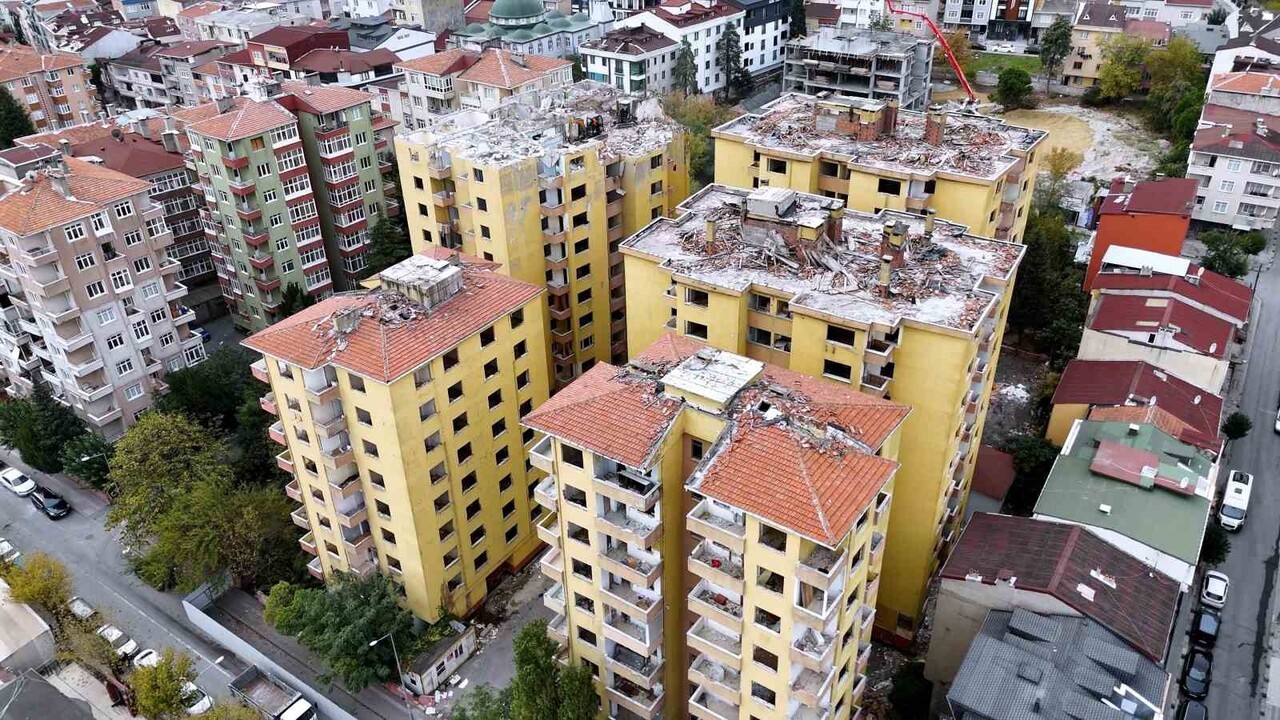 İSTANBUL KÜÇÜKÇEKMECE'DEKİ 11 KATLI 8 BLOKTA OLUŞAN DOĞUŞ SİTESİ DE ALAN BAZLI DÖNÜŞÜM DESTEĞİ İLE...