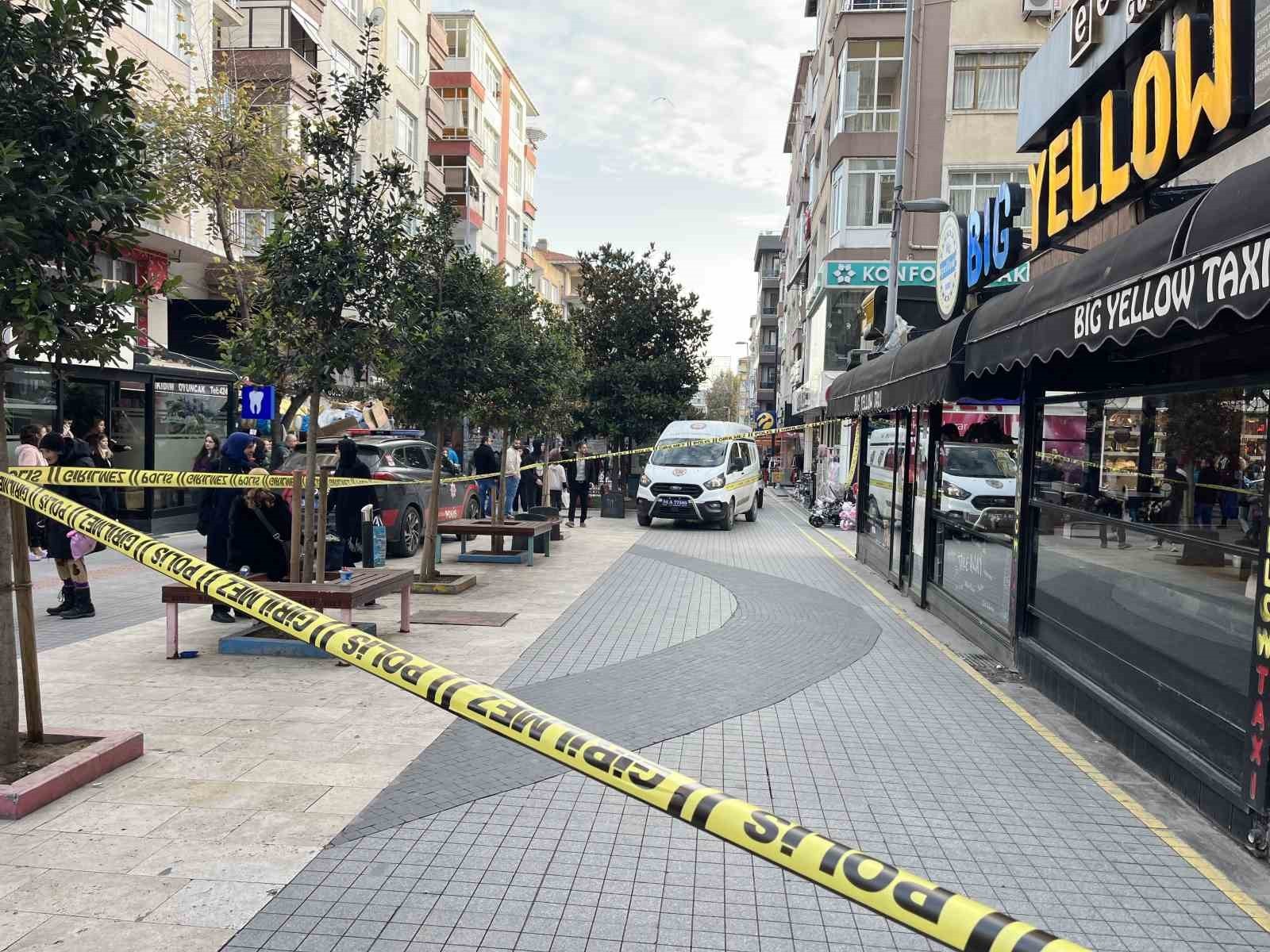 İSTANBUL KÜÇÜKÇEKMECE’DE KAFEDE OTURURKEN KAR MASKELİ BİR ŞAHSIN SİLAHLI SALDIRISINA UĞRAYAN ADAM...