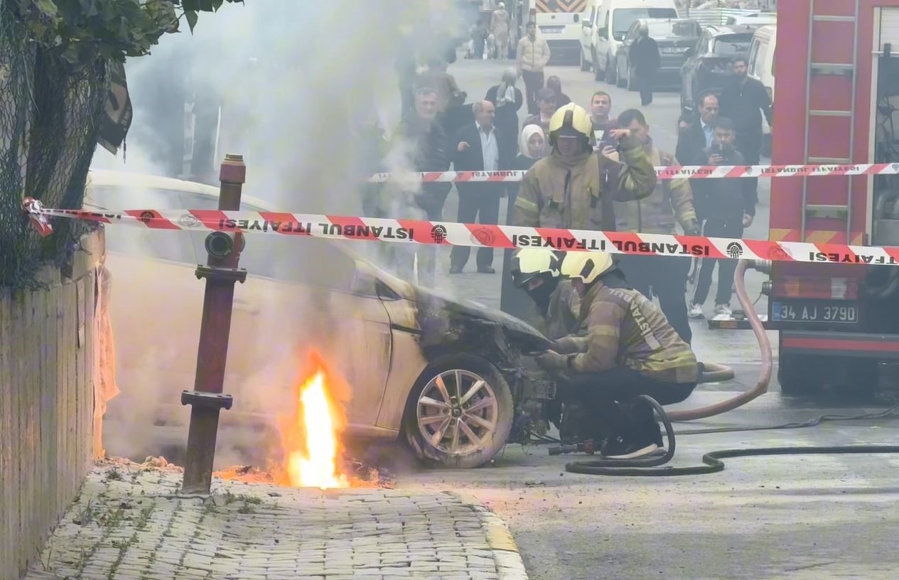 İSTANBUL KÜÇÜKÇEMECE’DE BEDAŞ'A AİT YERALTI ELEKTRİK KABLOLARI BİR ANDA PATLAYIP YANMAYA BAŞLADI....