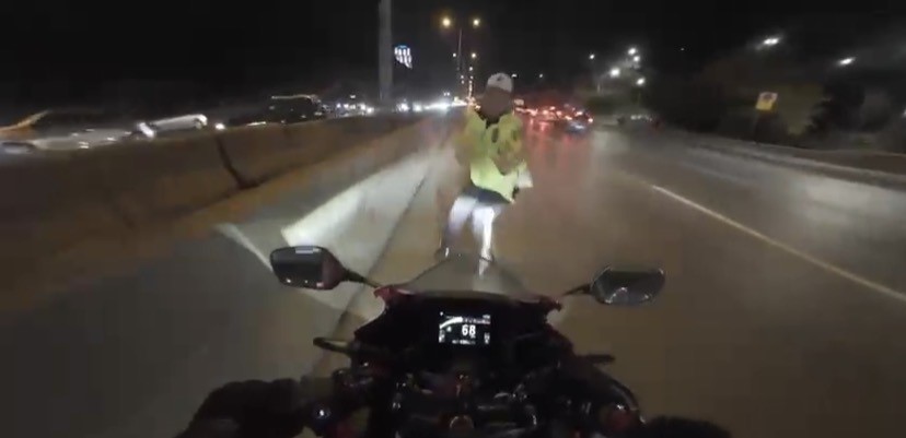 İSTANBUL MALTEPE’DE TRAFİĞE KAPALI ŞERİTTE GÖREV YAPAN TRAFİK POLİSİ, MOTOSİKLETİN ÇARPMASI SONUCU...