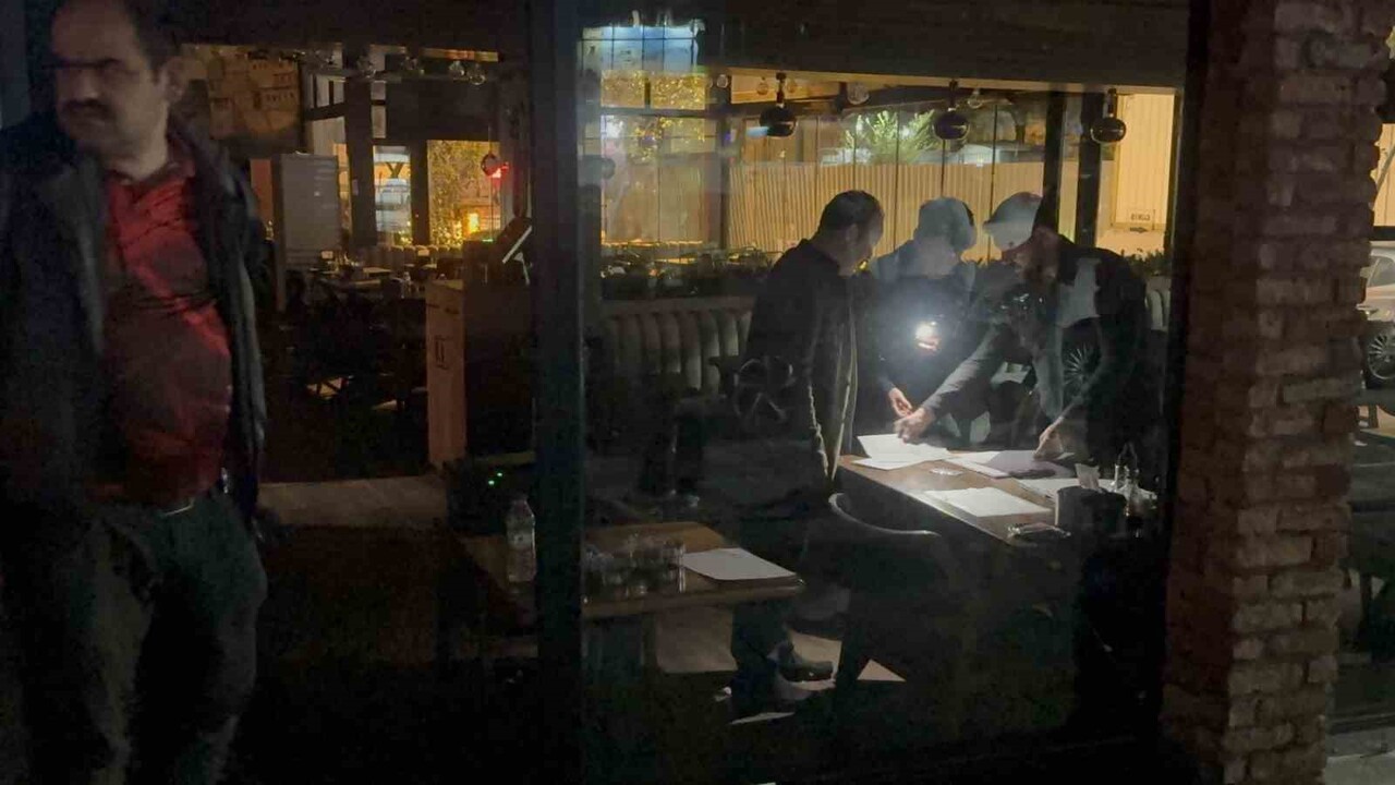 İSTANBUL ŞİŞLİ'DE BİR RESTORANDA YEMEK YİYEN 25 KİŞİNİN ZEHİRLENME ŞÜPHESİYLE HASTANEYE...