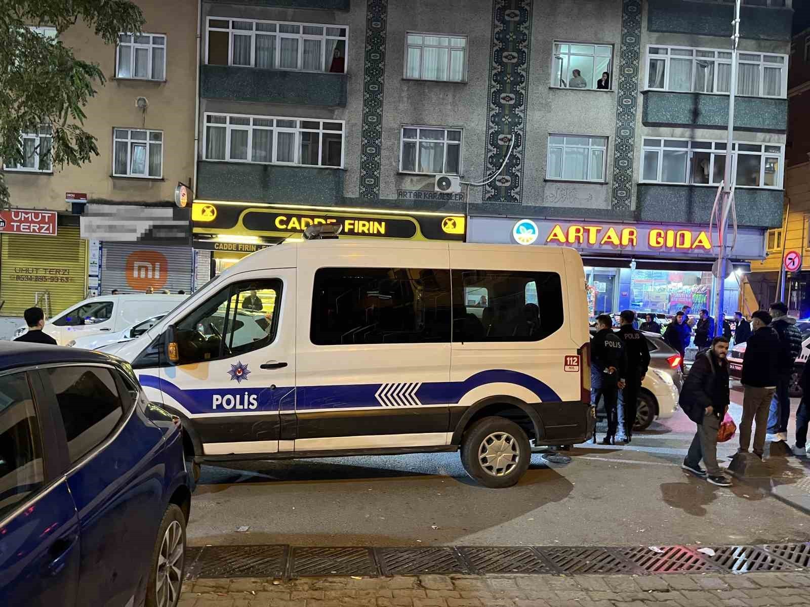 İSTANBUL SULTANGAZİ'DE ESKİ EŞİNİN BİRLİKTE YAŞADIĞI ADAMI SİLAHLA VURARAK ÖLDÜREN ŞAHIS ARDINDAN...