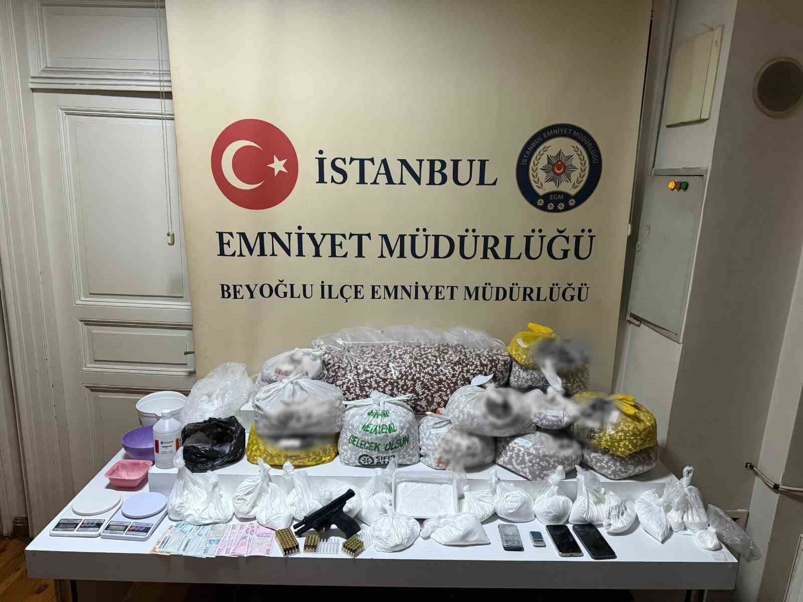 İSTANBUL’UN BEYOĞLU VE KAĞITHANE İLÇELERİNDE DÜZENLENEN OPERASYONDA, UYUŞTURUCU TİCARETİNE ADI...