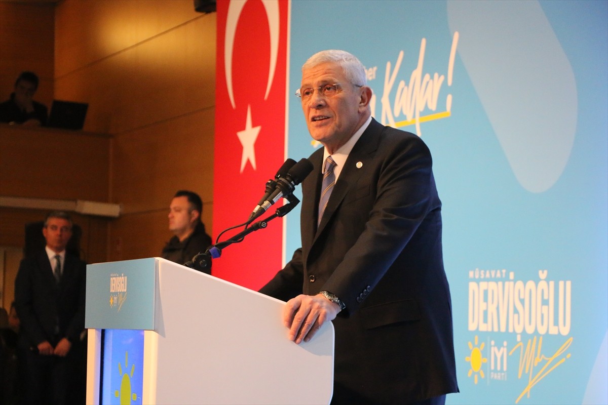 İYİ Parti Genel Başkanı Müsavat Dervişoğlu, Odunpazarı ilçesindeki Hasan Polatkan Kültür...