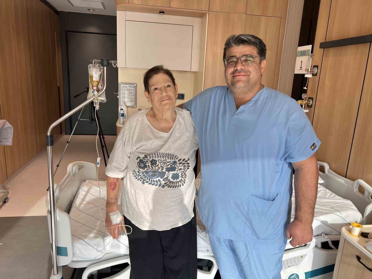 İYİLEŞEN HÜSNE DELİGÖNÜL VE BEYİN VE SİNİR CERRAHİSİ UZMANI PROF. DR. İDRİS ALTUN