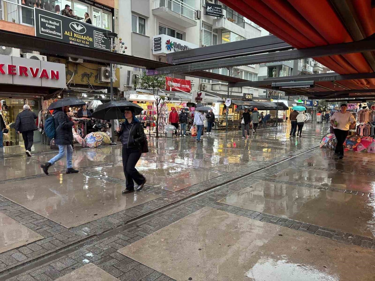 İZMİR'DE SAĞANAK ETKİLİ OLUYOR