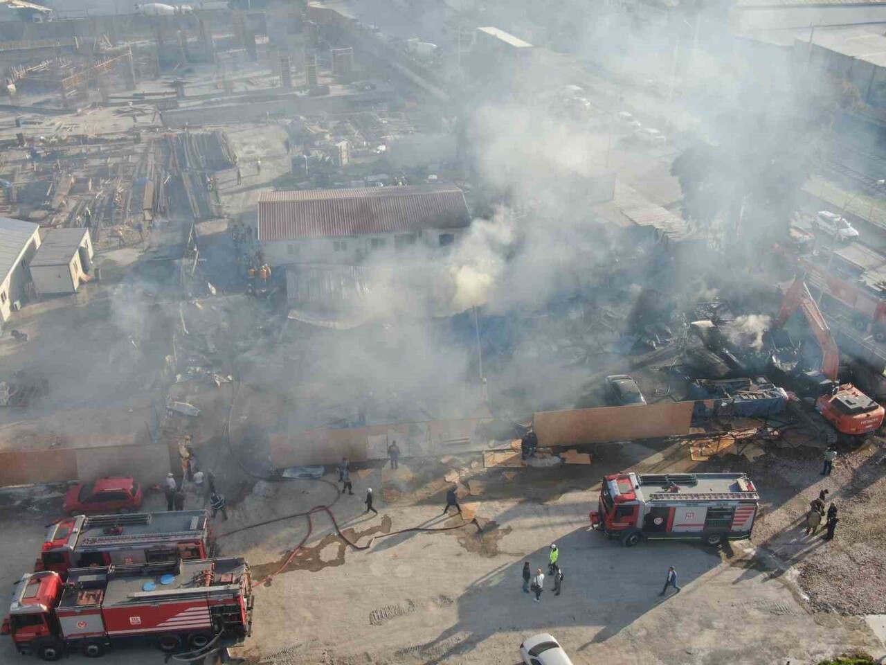 İZMİR'İN BAYRAKLI İLÇESİNDE BİR İNŞAAT FİRMASINA AİT ŞANTİYEDE İŞÇİLERİN KALDIĞI KONTEYNERLERDE...