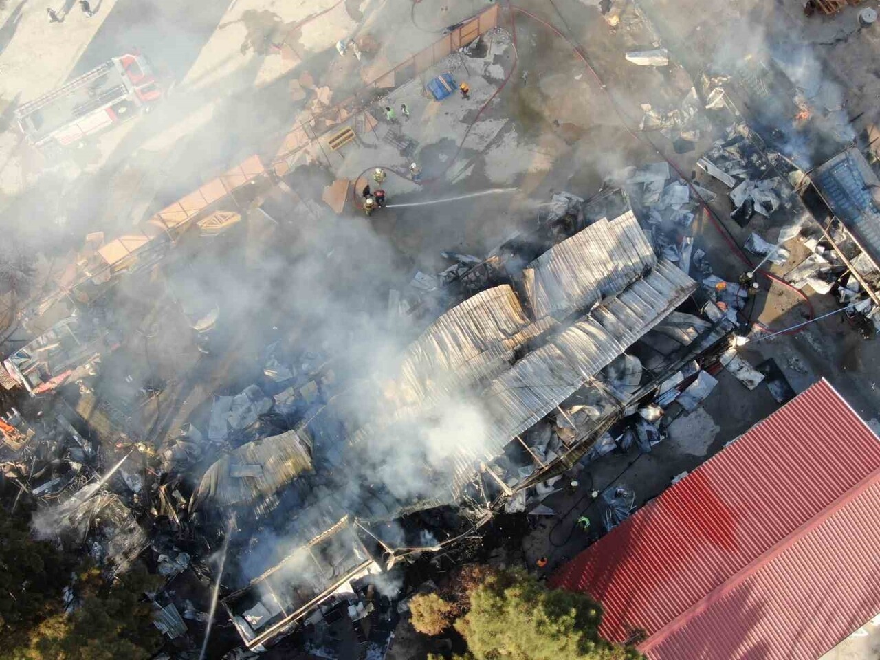 İZMİR'İN BAYRAKLI İLÇESİNDE BİR İNŞAAT FİRMASINA AİT ŞANTİYEDE İŞÇİLERİN KALDIĞI KONTEYNERLERDE...