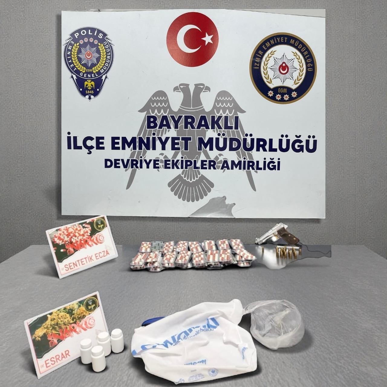 İZMİR'İN BAYRAKLI İLÇESİNDE UYUŞTURUCU TACİRİNİN EVİNE OPERASYON GERÇEKLEŞTİREN POLİS, SAKLANAN...