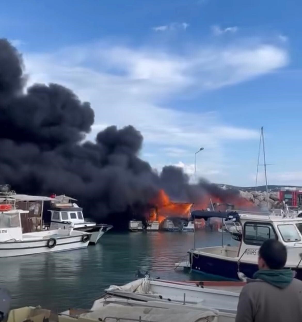 İZMİR'İN TURİSTİK İLÇESİ ÇEŞME'DE, ILICA YILDIZBURNU PLAJI’NDA BİR TEKNEDE ÇIKAN YANGIN KISA...