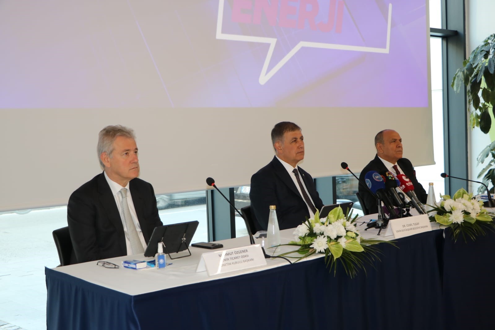 İZMİR BÜYÜKŞEHİR BELEDİYE BAŞKANI CEMİL TUGAY, EGE EKONOMİYİ GELİŞTİRME VAKFI BAŞKANI HASAN...