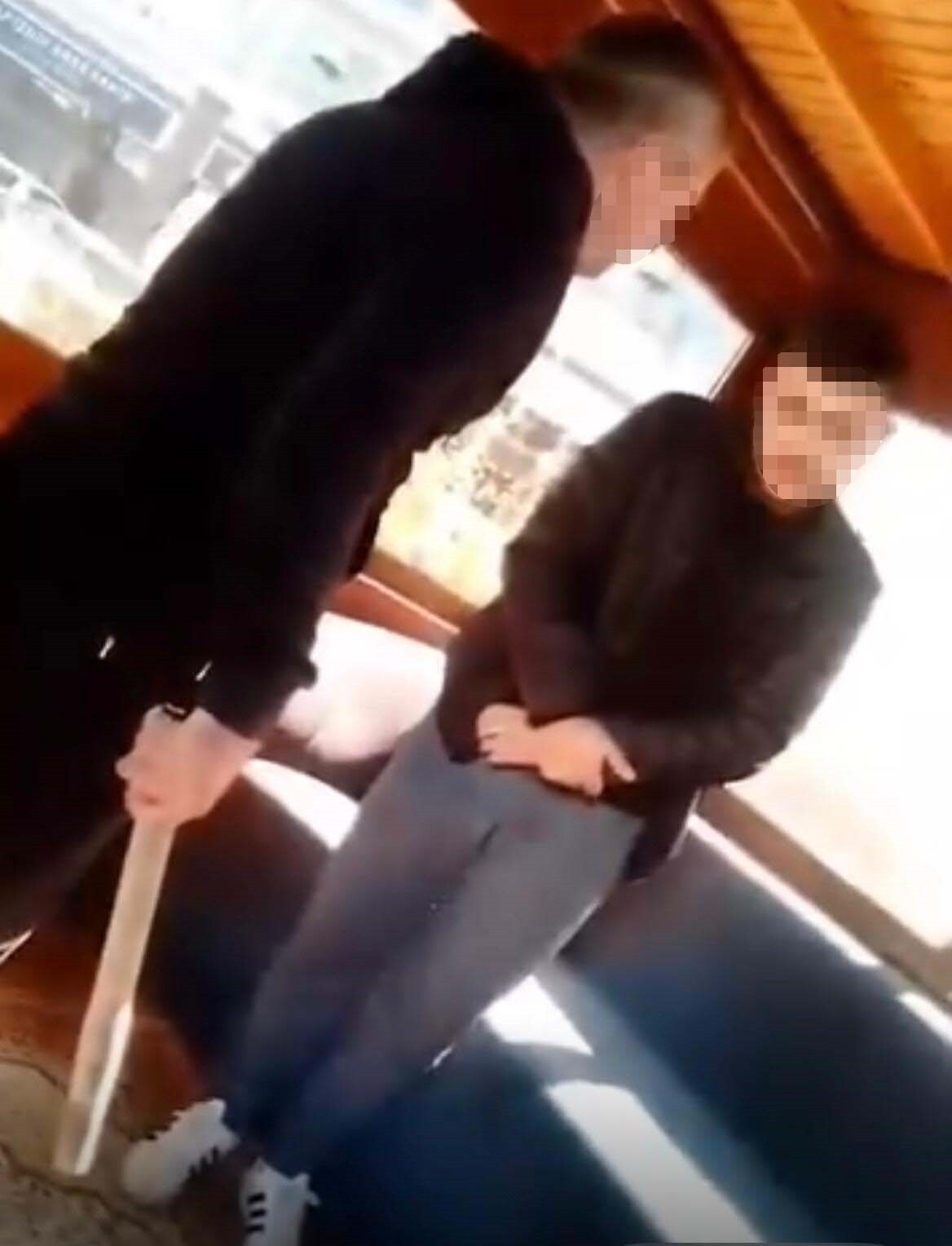 İZMİR’DE, ÇALIŞTIĞI TAKSİDE KAZANDIĞI PARALARI VE BİR MÜŞTERİNİN CÜZDANINI ÇALDIĞI İDDİA EDİLEN...