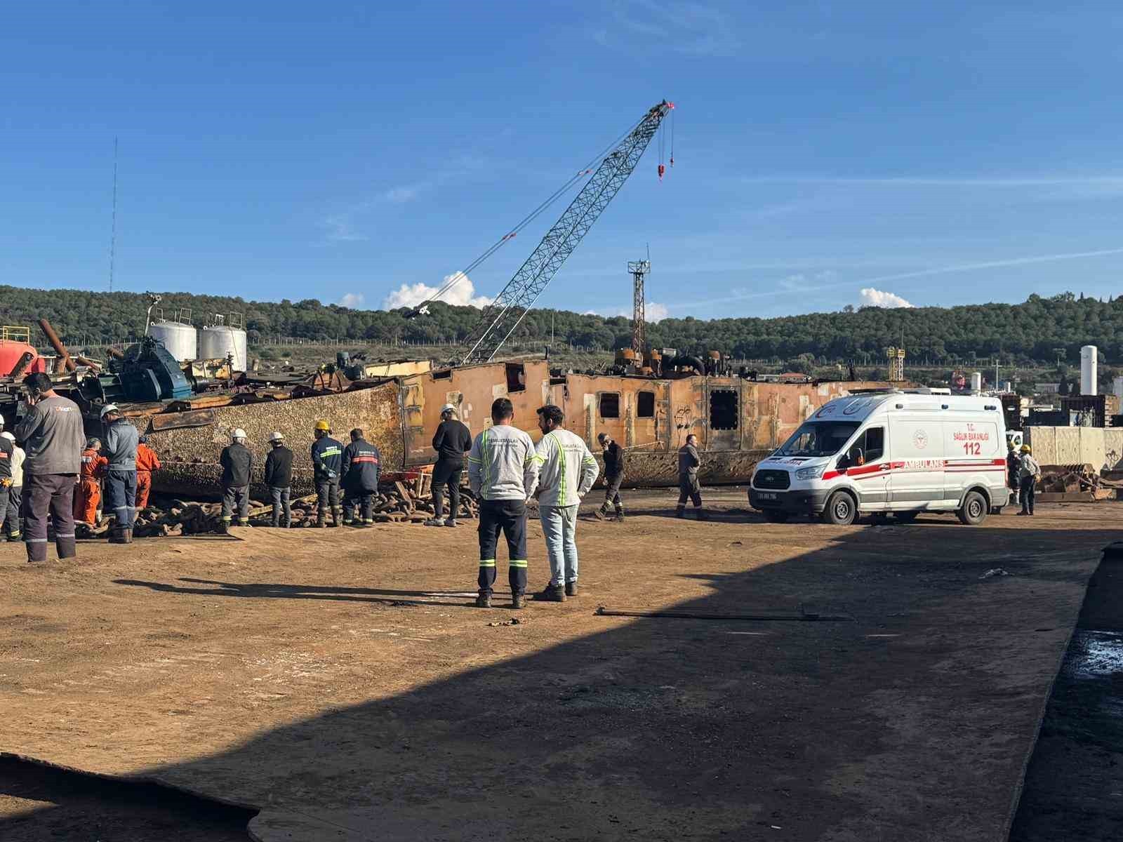 İZMİR’DE ÜZERİNE PARÇA DÜŞEN İŞÇİ YAŞAMINI YİTİRDİ