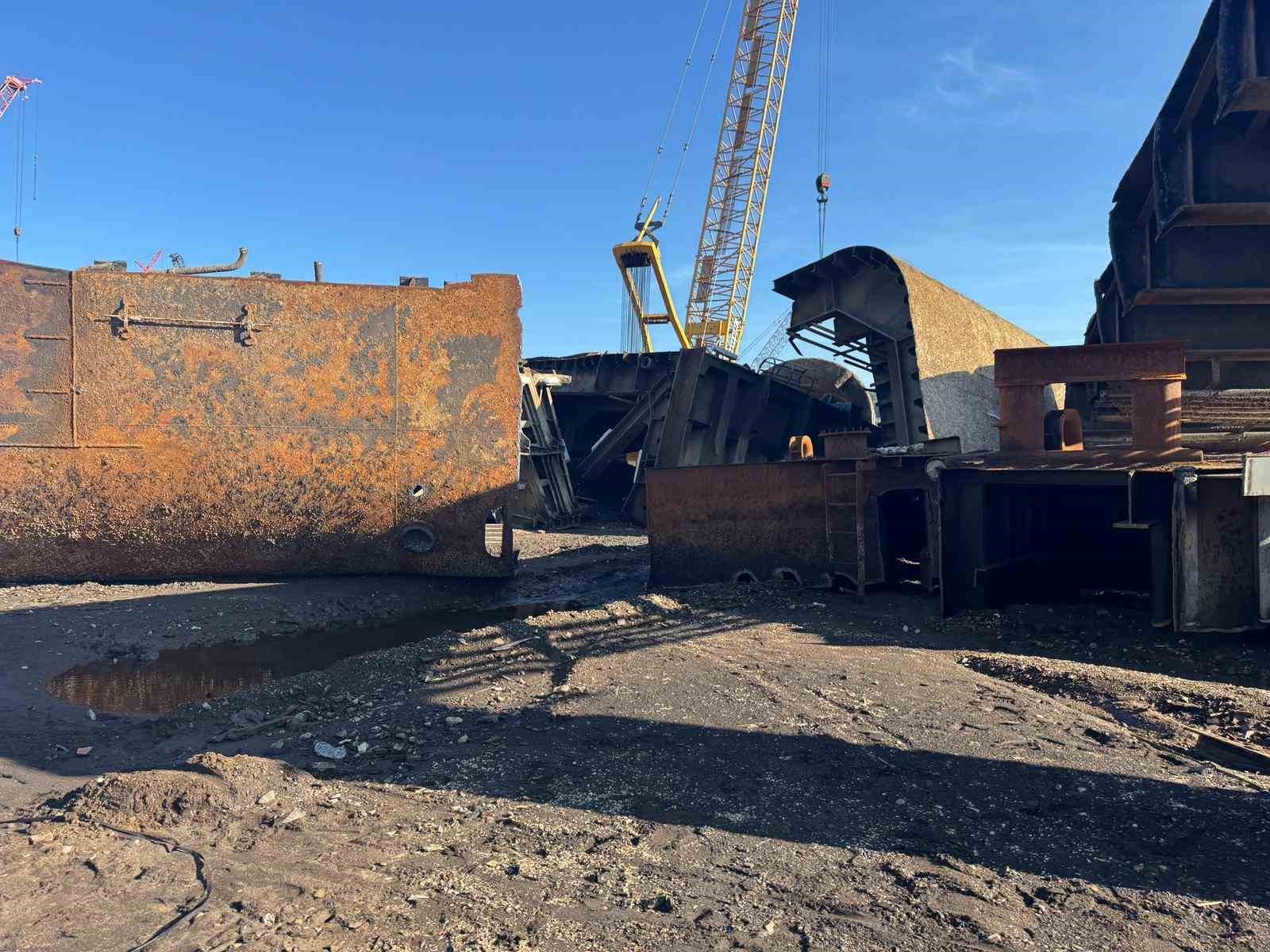 İZMİR’DE ÜZERİNE PARÇA DÜŞEN İŞÇİ YAŞAMINI YİTİRDİ