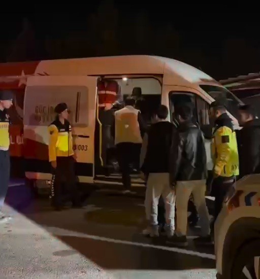 İZMİR’DEN BODRUM’A GÖTÜRÜLMEK İSTENEN 9 DÜZENSİZ GÖÇMEN, EKİPLERİN TAKİBİYLE AYDIN’DA...