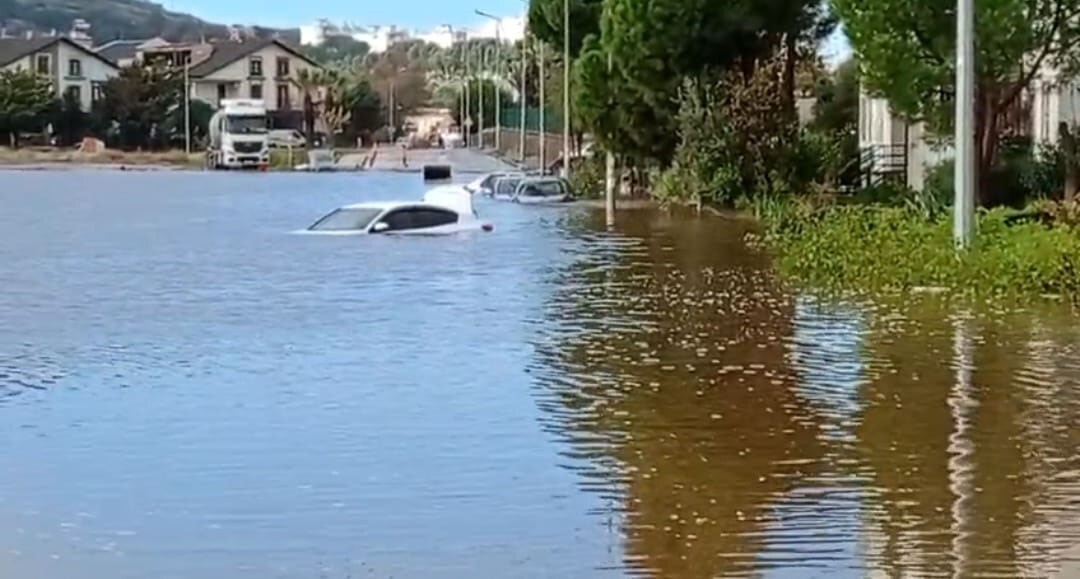 İZMİR GENELİNDE SABAH SAATLERİNDE ETKİSİNİ ARTIRAN SAĞANAK YAĞIŞ SEBEBİYLE DİKİLİ İLÇESİNDE YOLLAR...