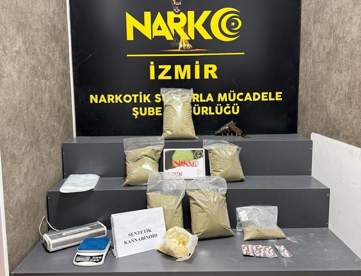 İZMİR’İN BUCA İLÇESİNDE UYUŞTURUCU DAĞITIMI HAZIRLIĞINDA OLDUĞU BELİRLENEN ADRESE DÜZENLENEN...