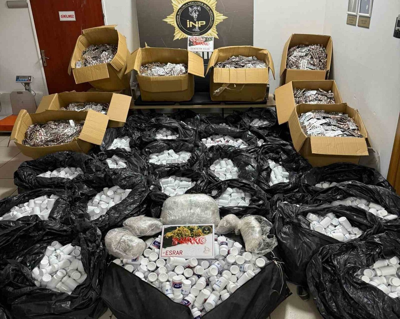 İZMİR’İN BUCA İLÇESİNDE UYUŞTURUCU SATICILARINA YÖNELİK GERÇEKLEŞTİRİLEN OPERASYONDA, HEDEF ŞAHIS...