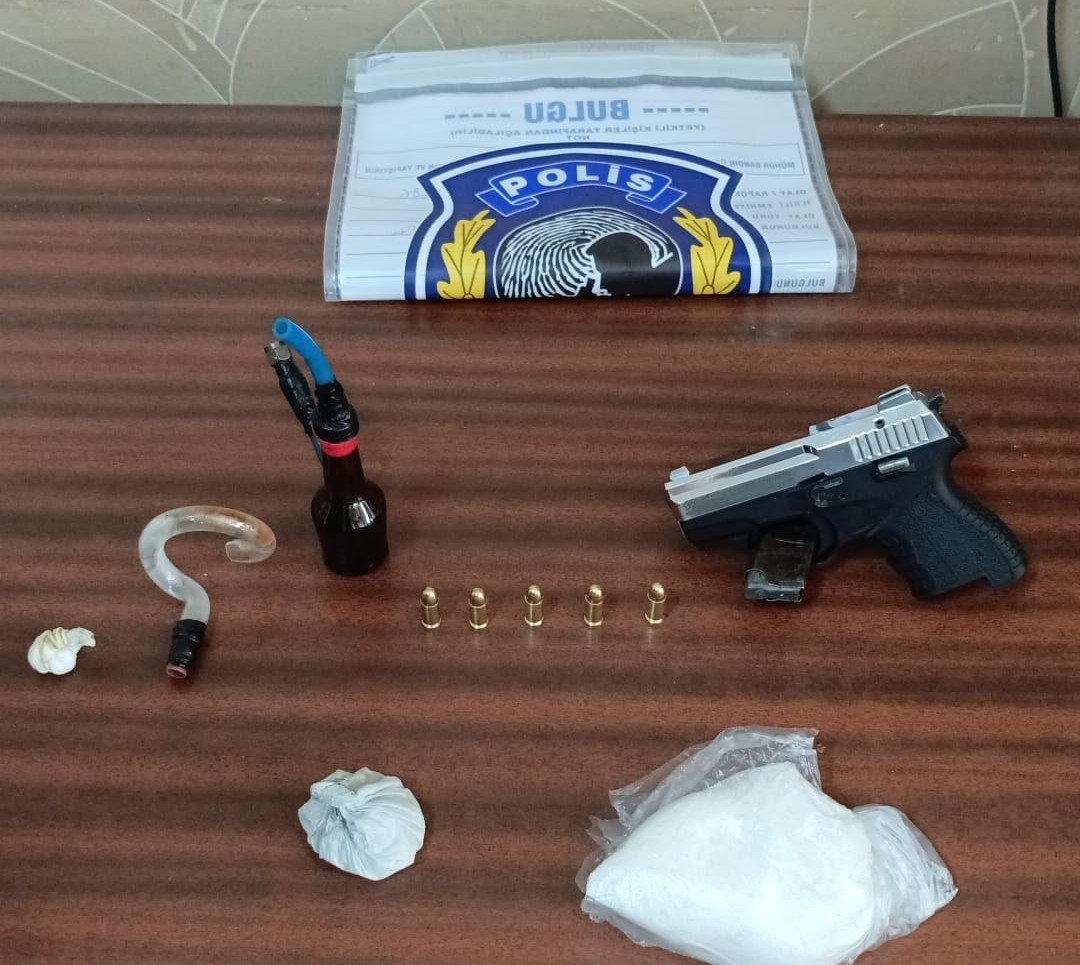 İZMİR’İN GAZİEMİR İLÇESİNDE POLİS EKİPLERİNCE GERÇEKLEŞTİRİLEN DENETİMLERDE, BİR ARAÇTA YAPILAN...