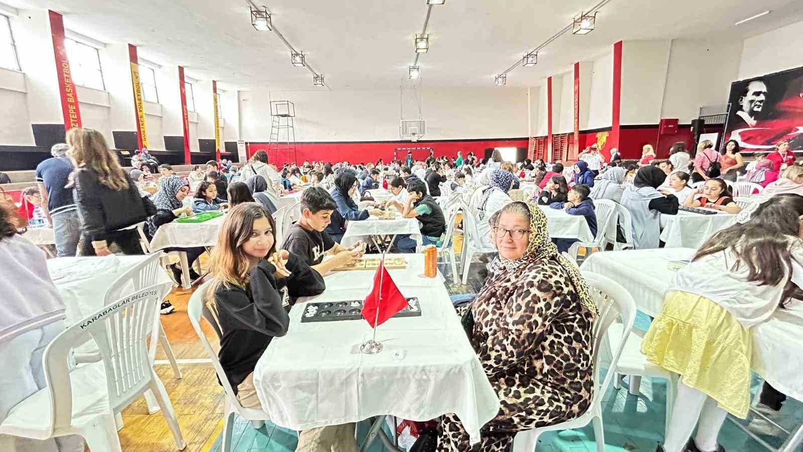 İZMİR’İN KARABAĞLAR İLÇESİNDE AİLELER, “AİLEMLE OYUN OYNUYORUM” ETKİNLİĞİ KAPSAMINDA ÇOCUKLARIYLA...