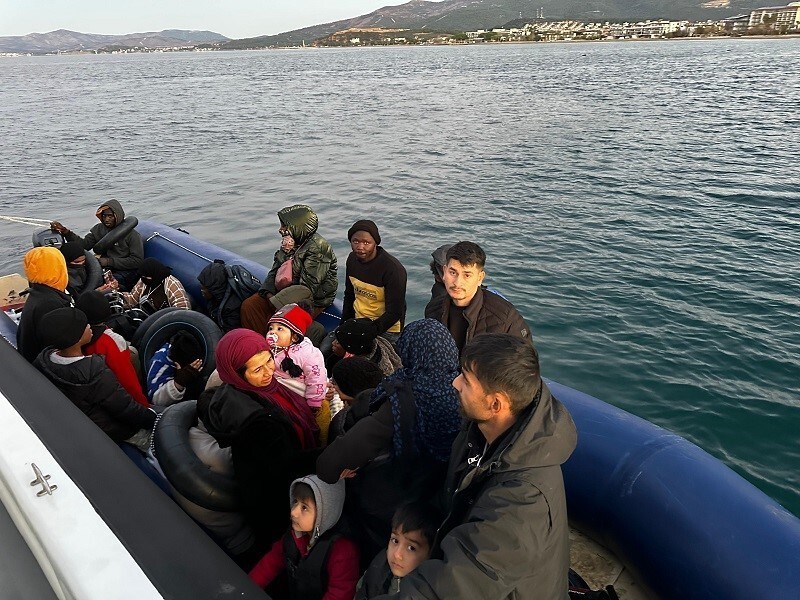 İZMİR’İN KARABURUN VE MENDERES İLÇELERİ AÇIKLARINDA YASA DIŞI YOLLARDAN YURT DIŞINA ÇIKMAYA...