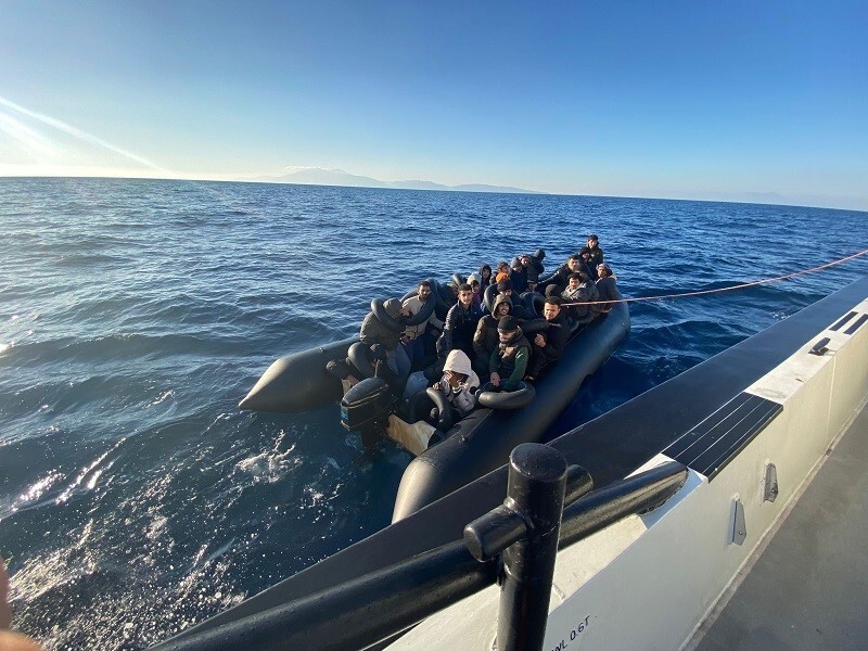 İZMİR’İN KARABURUN VE MENDERES İLÇELERİ AÇIKLARINDA YASA DIŞI YOLLARDAN YURT DIŞINA ÇIKMAYA...