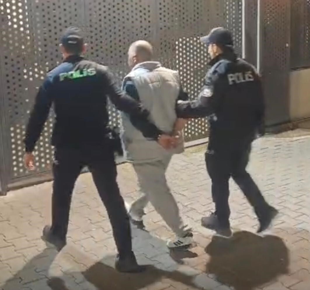 İZMİR’İN KONAK İLÇESİNDE, ÇEŞİTLİ SUÇLARDAN TOPLAM 16 YIL HAPİS CEZASI BULUNAN FİRARİ ŞAHIS, POLİS...