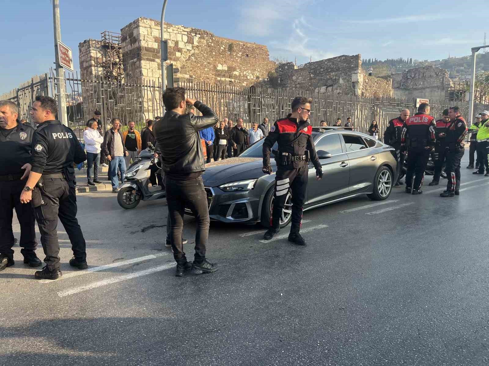 İZMİR’İN KONAK İLÇESİNDE, KİMLİĞİ BELİRSİZ MOTOSİKLETLİ KİŞİLERCE BİR ARACA AÇILAN ATEŞ SONUCU 1...