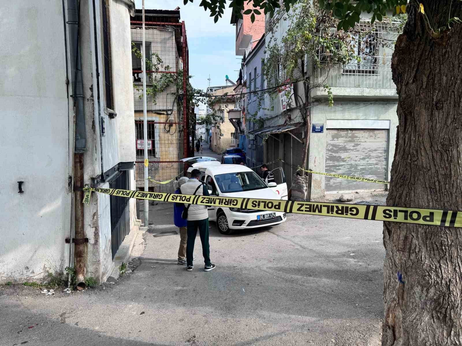 İZMİR’İN KONAK İLÇESİNDE, KIZILAY AŞEVİ PERSONELİ, İHTİYAÇ SAHİPLERİNE YEMEK DAĞITTIĞI SIRADA...