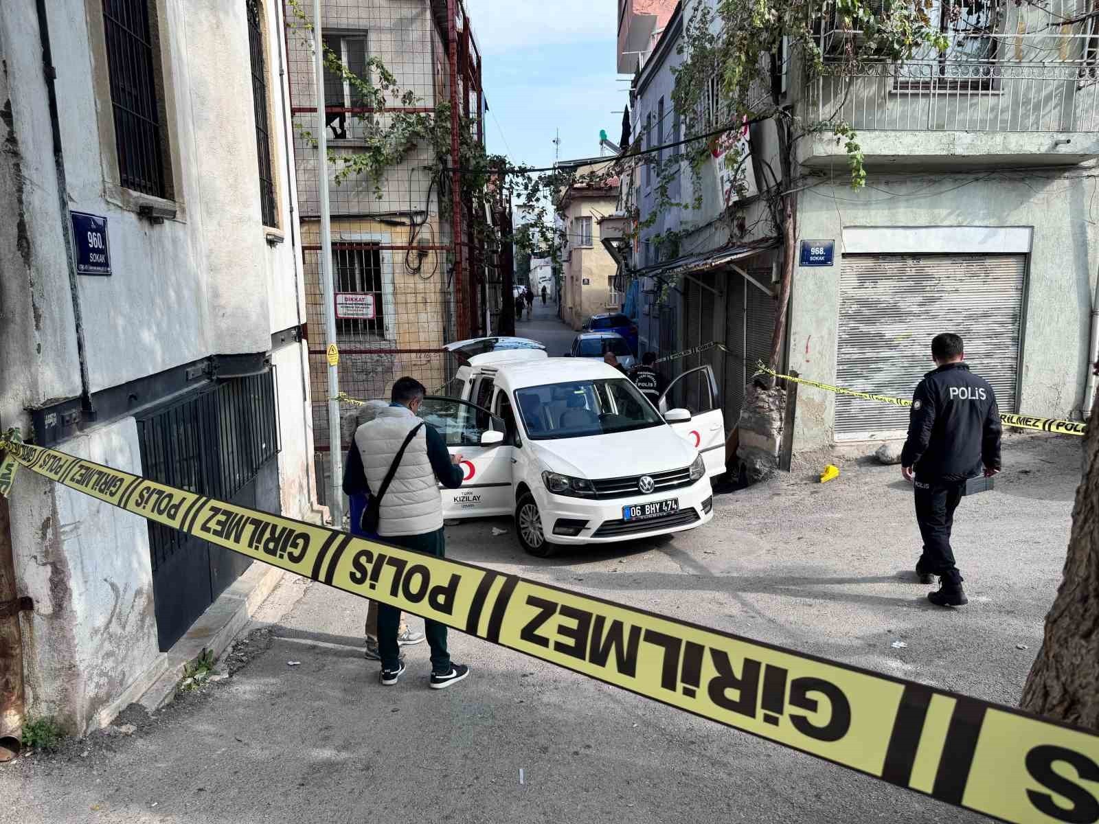 İZMİR’İN KONAK İLÇESİNDE, KIZILAY AŞEVİ PERSONELİ, İHTİYAÇ SAHİPLERİNE YEMEK DAĞITTIĞI SIRADA...