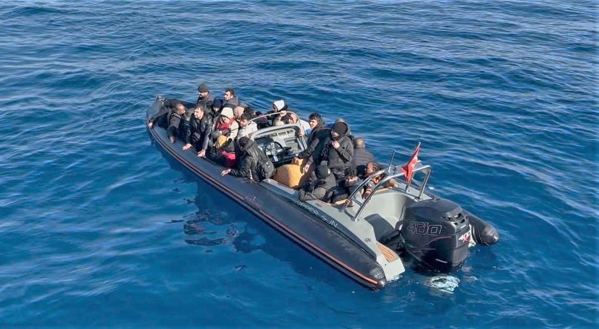 İZMİR’İN URLA İLÇESİNDE YASA DIŞI YOLLARDAN YURT DIŞINA ÇIKMAYA ÇALIŞAN 7’Sİ ÇOCUK 28 DÜZENSİZ...