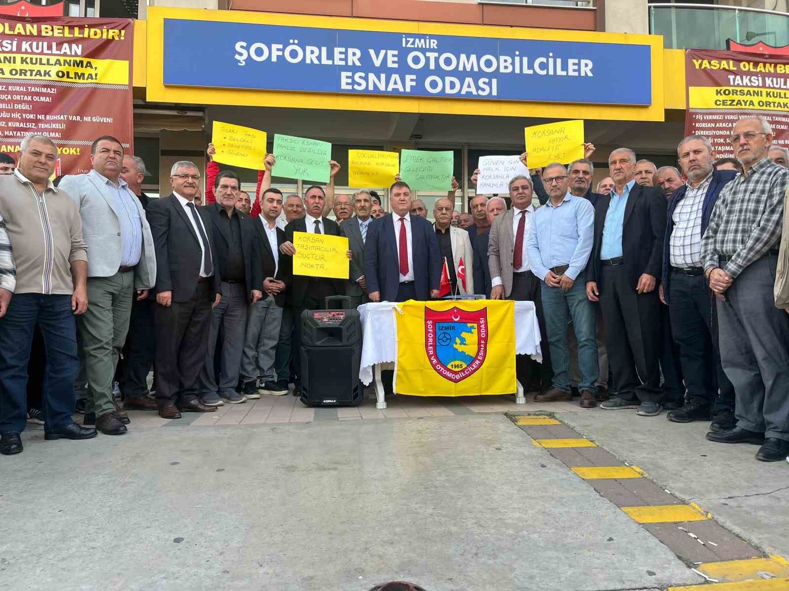 İZMİR ŞOFÖRLER VE OTOMOBİLCİLER ESNAF ODASI, KARABAĞLAR'DAKİ MERKEZ BİNASI ÖNÜNDE BİR BASIN...