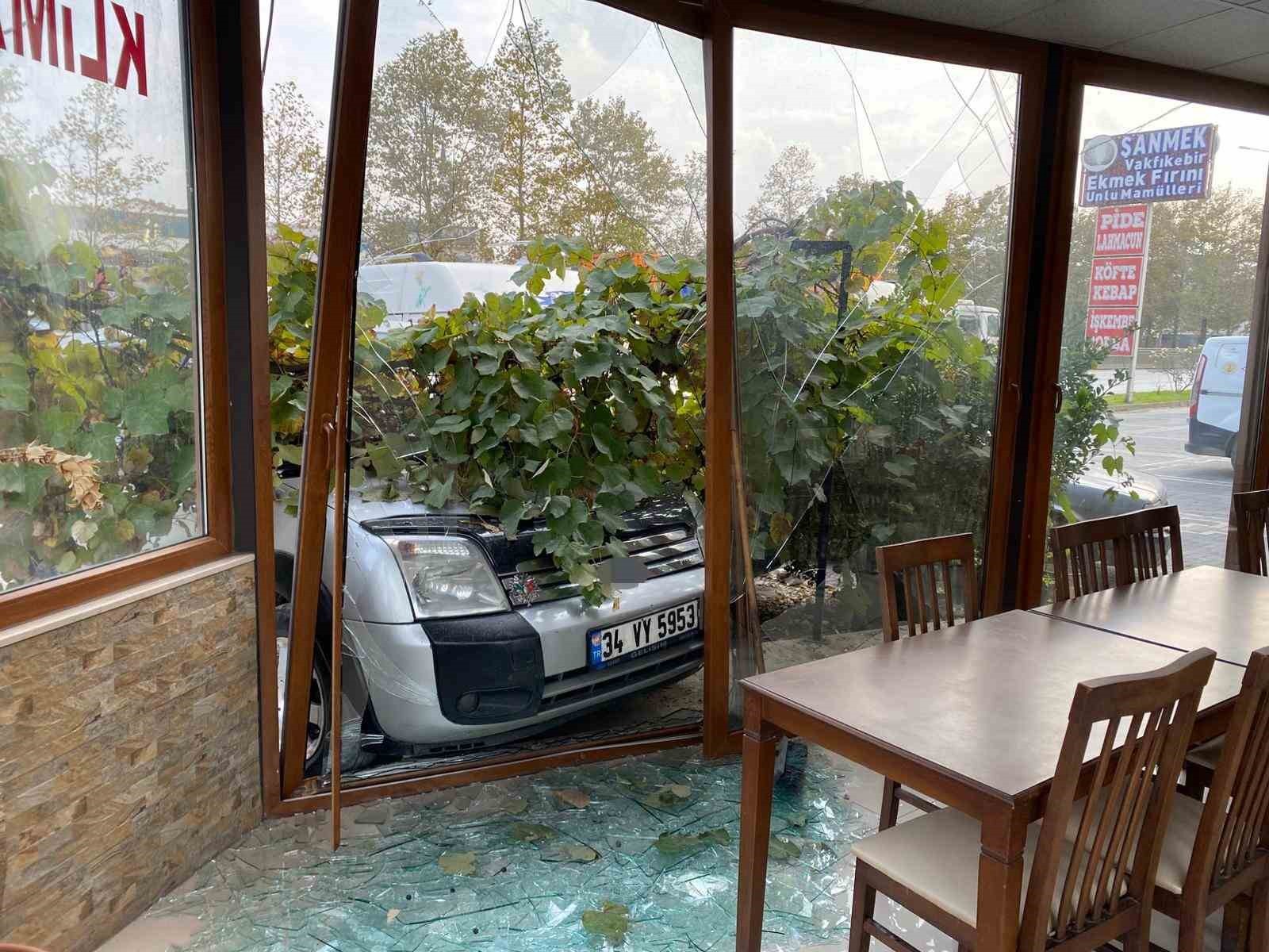 İZMİT İLÇESİNDE KONTROLDEN ÇIKAN OTOMOBİL, PARK HALİNDEKİ İKİ ARACA VE YANLARA ÇARPTI. 1 KİŞİ ÖLDÜ...