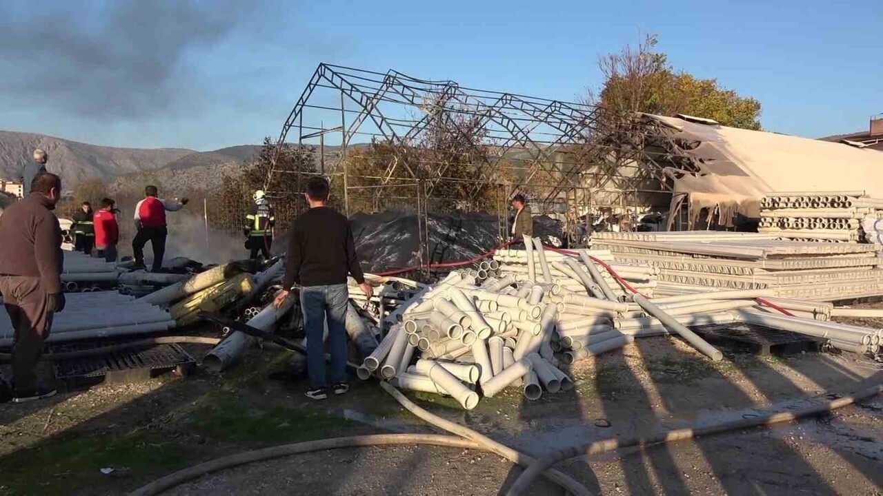 JANDARMA EKİPLERİ YANGINLA İLGİLİ İNCELEME BAŞLATTI.