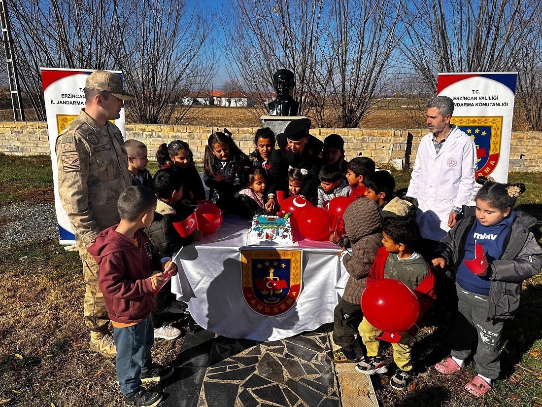 JANDARMA EKİPLERİNDEN ÖĞRENCİLERE ÇOCUK HAKLARI GÜNÜ SÜRPRİZİ