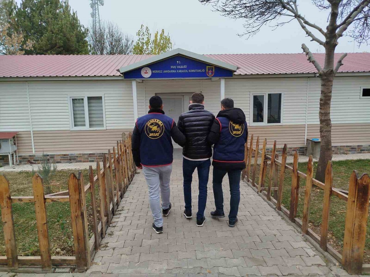 JASAT EKİPLERİ 3 YIL 8 AY 5 GÜN HAPİS CEZASI BULUNAN Ö.A.’YI SAKLANDIĞI ADRESTE YAKALADI.