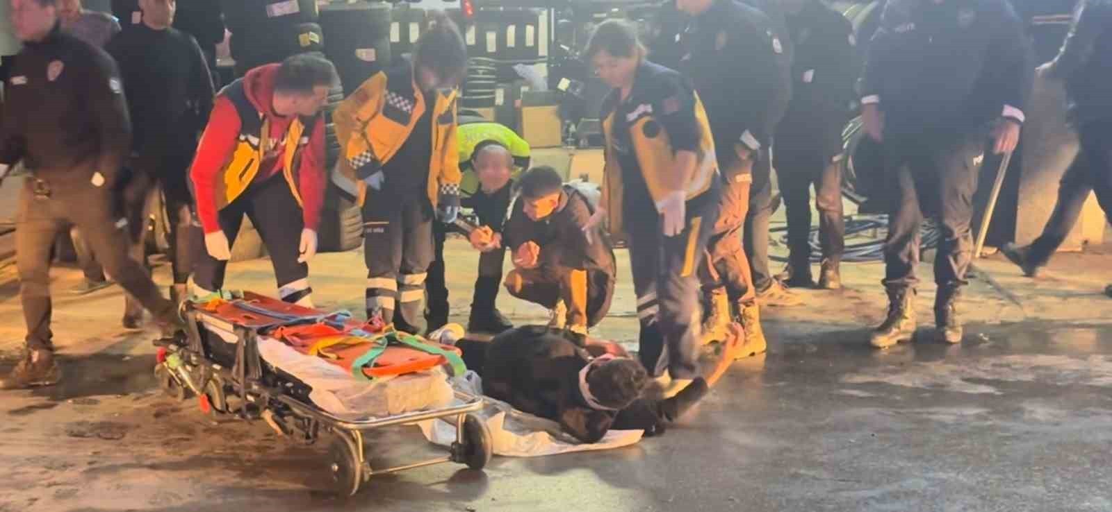 KAÇAN SÜRÜCÜ POLİS ARACINA ÇARPTI: 2 YARALI