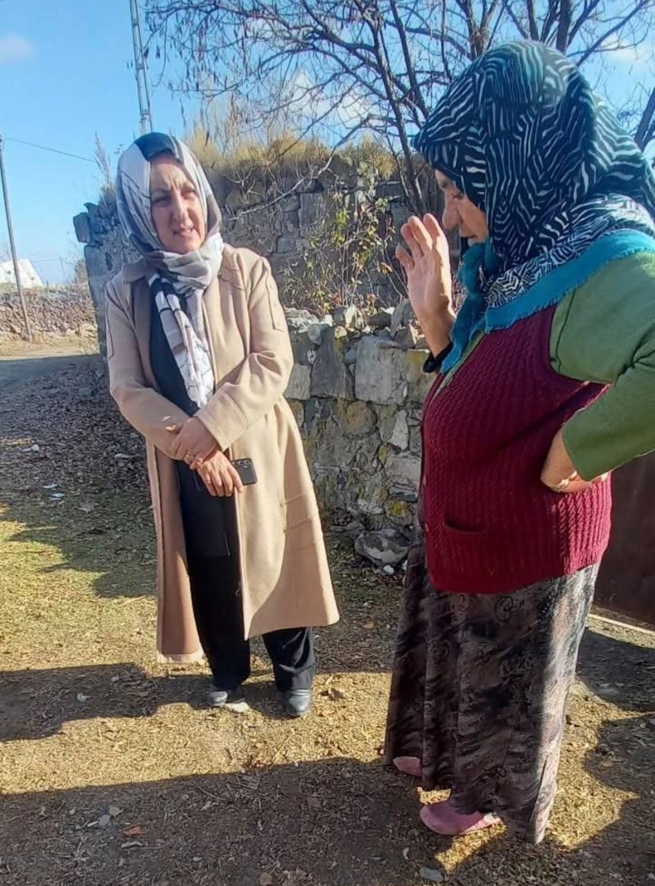 KAÇEP ÜYELERİ ARDAHAN'DA ÇALMADIK KAPI BIRAKMIYOR. (OLGUN YILDIZ/ARDAHAN-İHA)