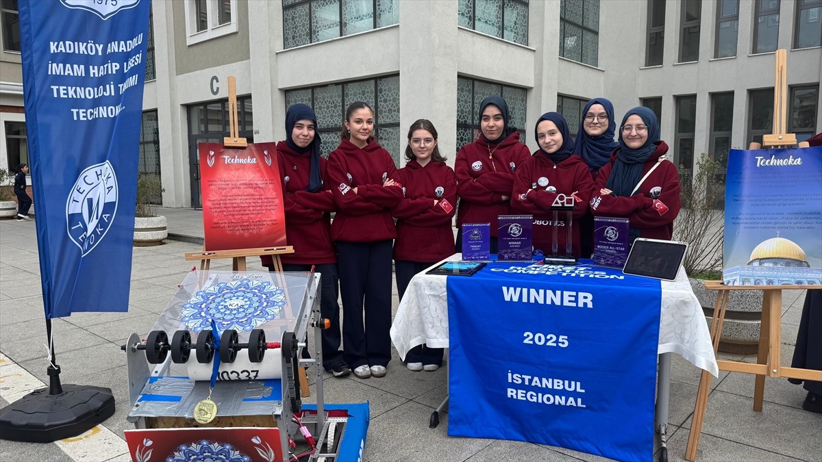 Kadıköy Anadolu İmam Hatip Lisesi'nin kız öğrencileri, okul bünyesinde kurdukları "Technoka...