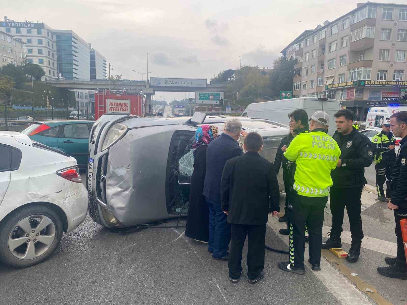 KADIKÖY D-100 KARAYOLU AVRASYA TÜNELİ GİRİŞİNDE 3 ARACIN KARIŞTIĞI KAZADA BİR ARAÇ ÇARPMANIN...